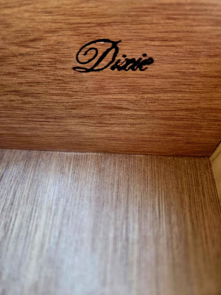 Vintage Dixie Bedroom Dresser Set
